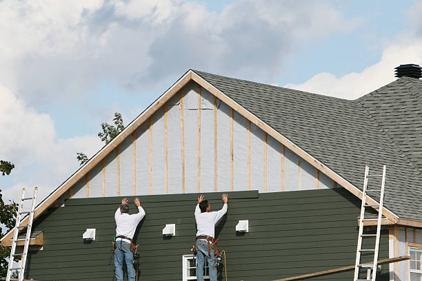 Professional Vinyl Siding technician working in Corinth, TX